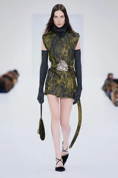 Look 17